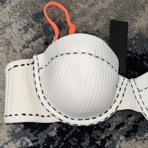 White stripe swimsuit set. - Picture 5 of 10